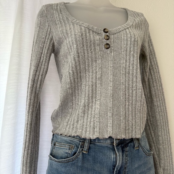 Aeropostale Long Sleeve Gray Knit Crop Top Size M low neck button detail - Picture 1 of 9
